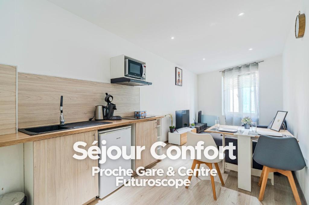 a kitchen with a desk with a microwave at Séjour Confort - Proche Gare & Centre - Futuroscope 1 in Châtellerault