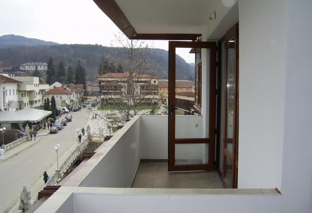een balkon met uitzicht op een stadsstraat bij Apartment Planinski Rai in Tryavna