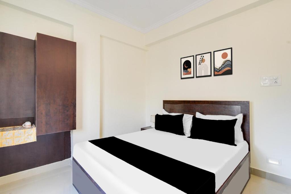 Postel nebo postele na pokoji v ubytování Hotel O Shiridi serinity residency