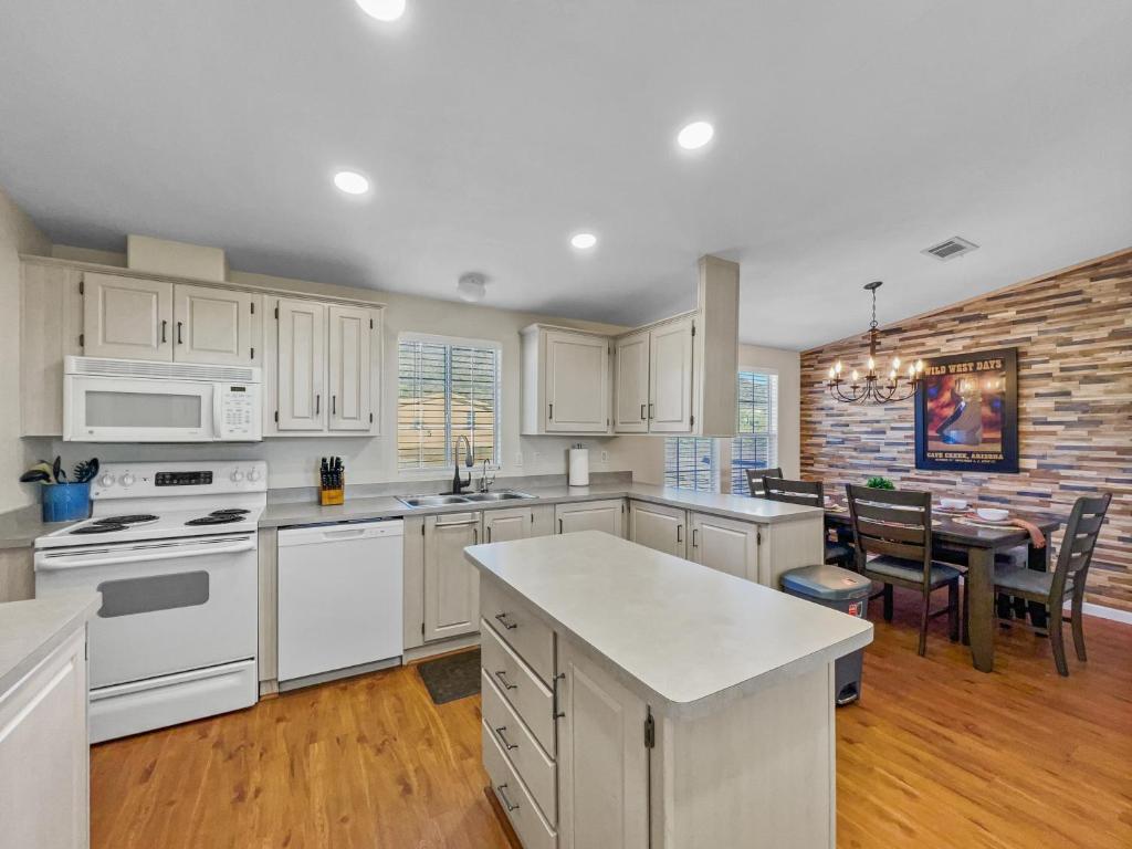 Kuchyň nebo kuchyňský kout v ubytování Old Whitmer Place Apache Junction