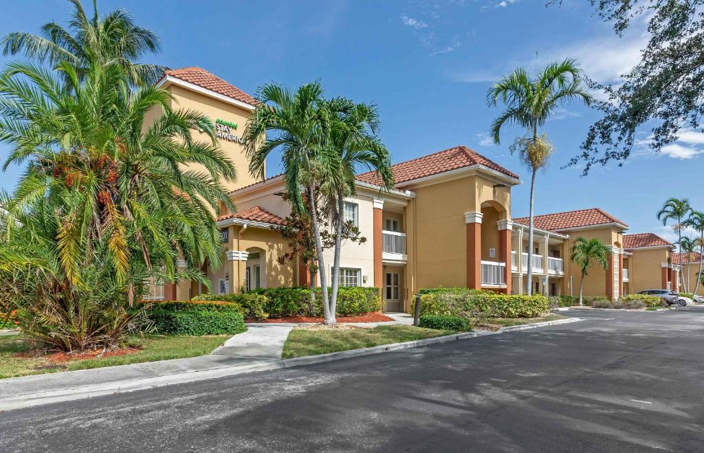 una fila de casas con palmeras en una calle en Extended Stay America Suites - Boca Raton - Commerce, en Boca Raton