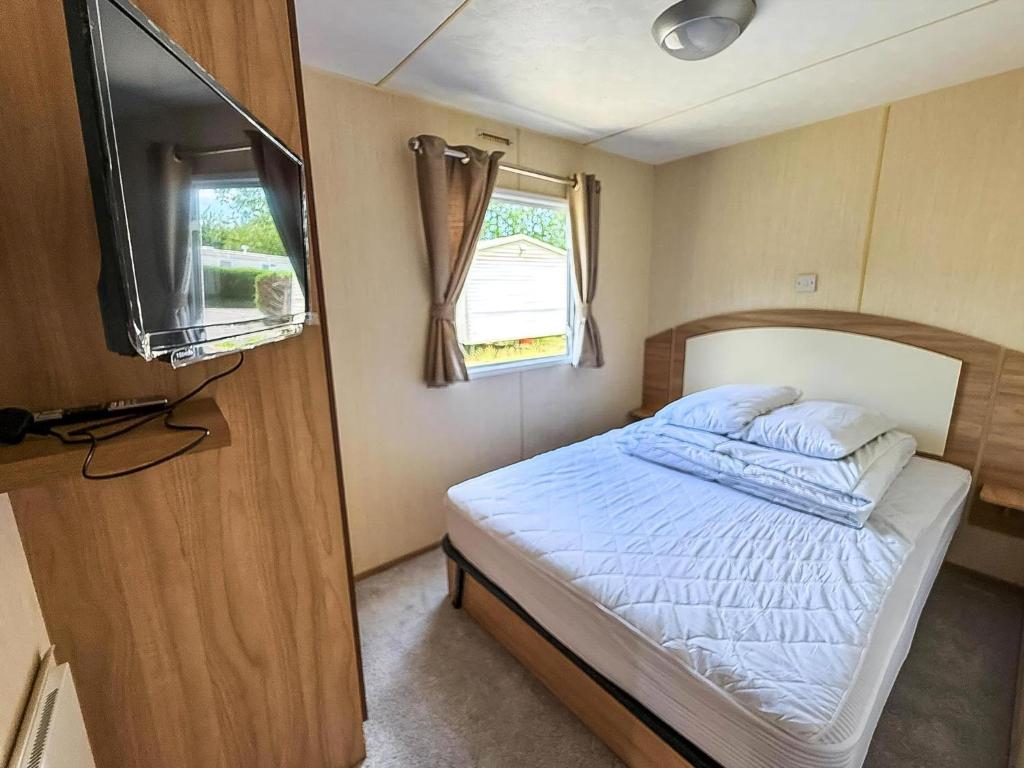 Postel nebo postele na pokoji v ubytování Superb Caravan With Free Wifi At Southview Park Ref 33033E