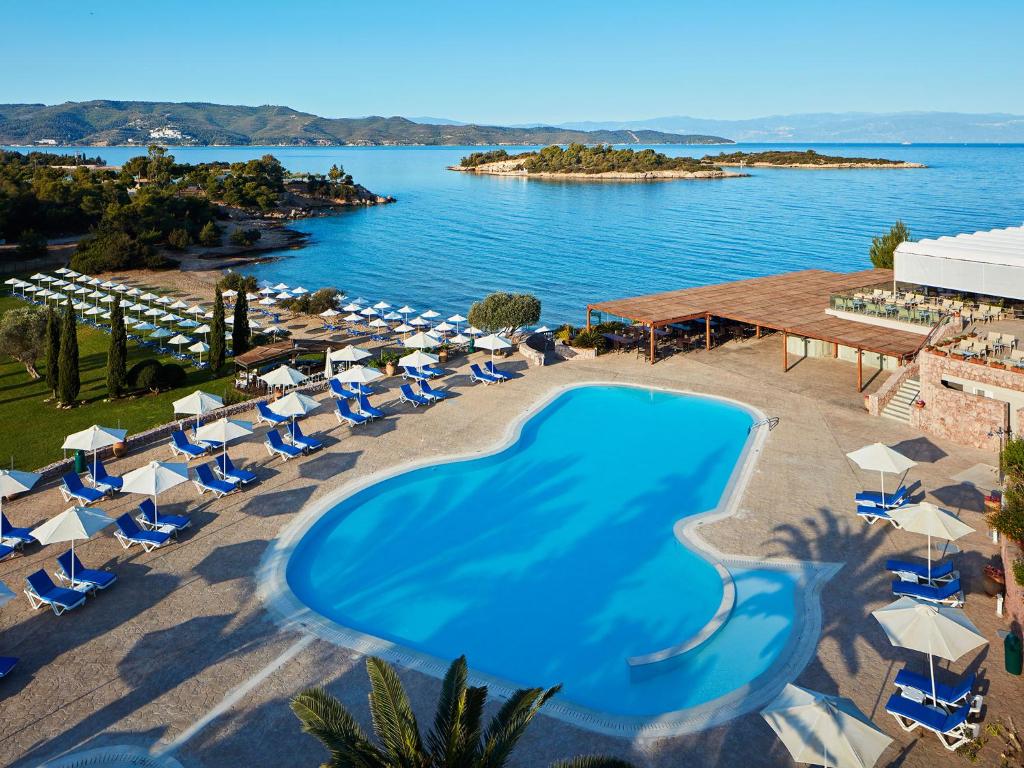 una vista aérea de un complejo con piscina en AKS Hinitsa Bay, en Porto Heli