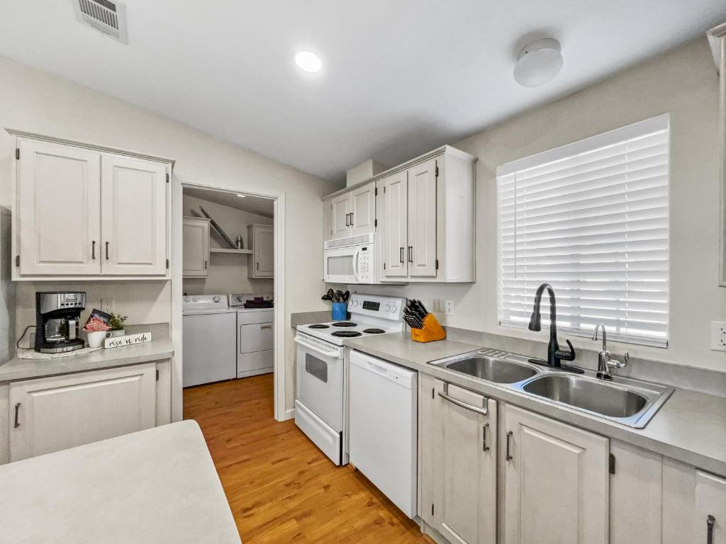 Kuchyň nebo kuchyňský kout v ubytování Old Whitmer Place Apache Junction