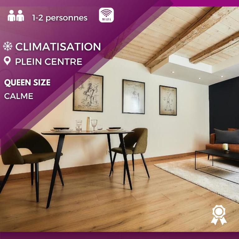 une salle à manger avec une table et des chaises dans l'établissement La Suite Des Légendes - Duplex climatisé - Centre historique, à Dole