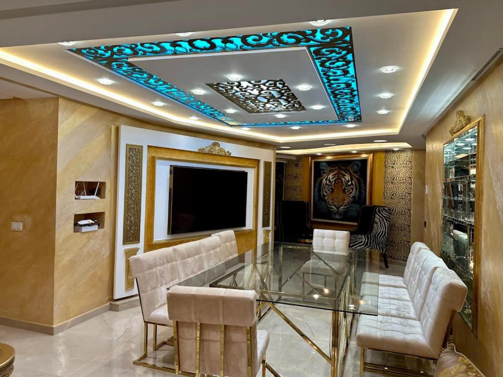 TV a/nebo společenská místnost v ubytování Royalty Penthouse Heritage VIP