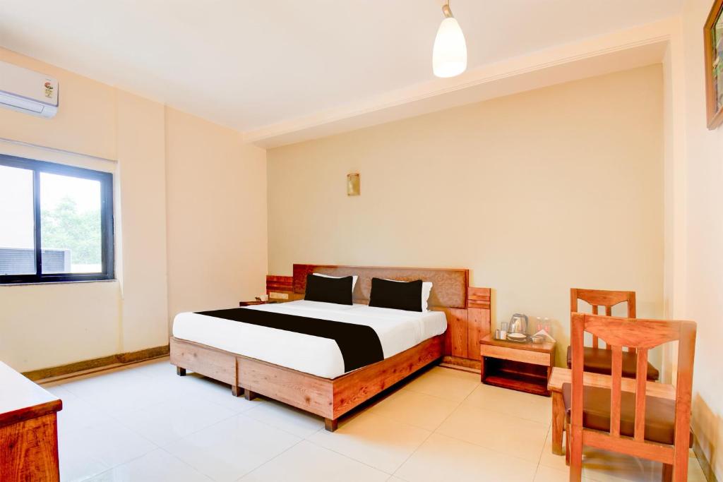 Postel nebo postele na pokoji v ubytování Hotel O Ratna Regency