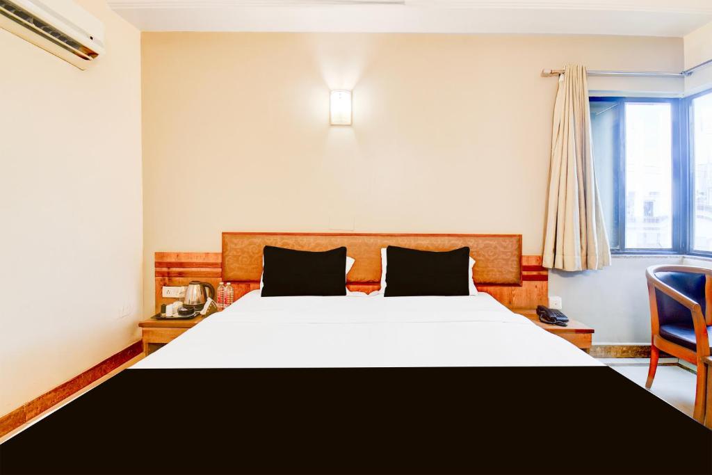 Postel nebo postele na pokoji v ubytování Hotel O Ratna Regency