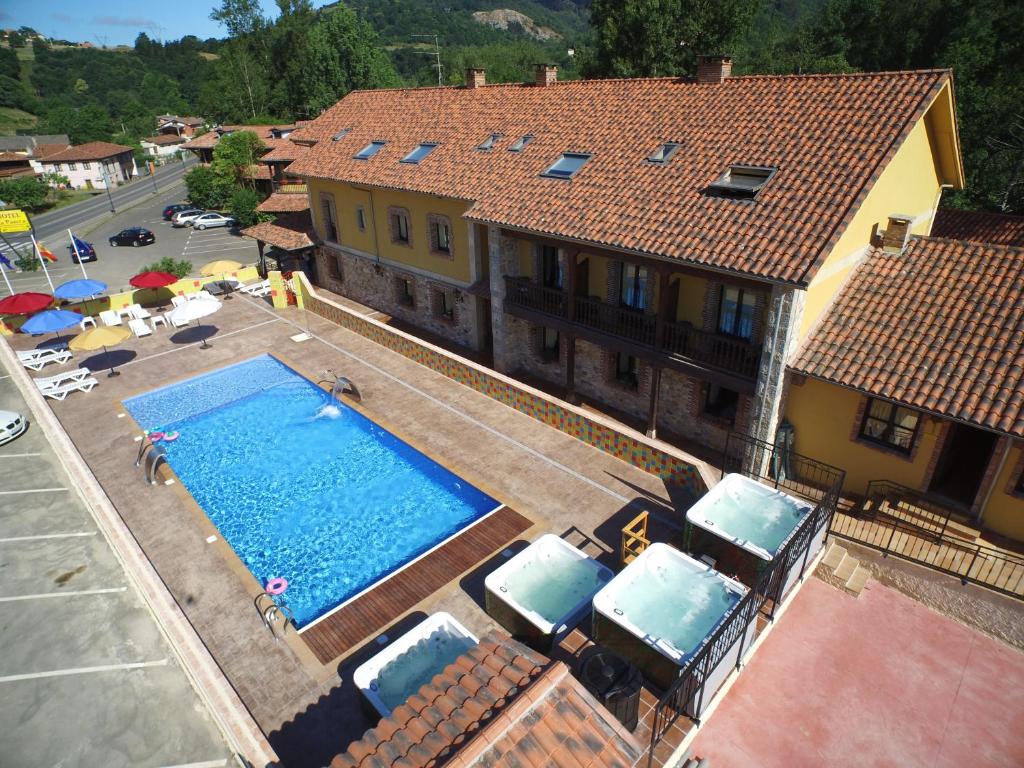 una vista aérea de una piscina junto a una casa en Conjunto Hotelero La Pasera, en Soto de Cangas