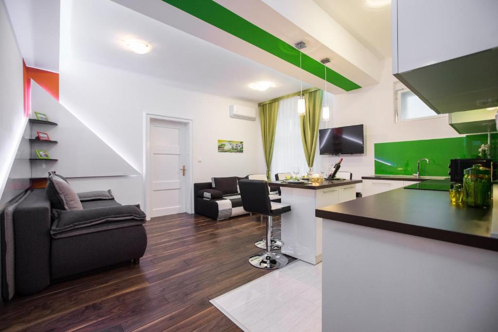 Televízia a/alebo spoločenská miestnosť v ubytovaní VisitZagreb Emerald