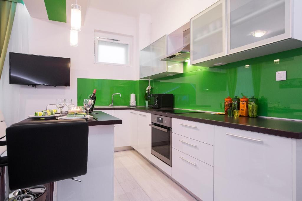 Kuchyňa alebo kuchynka v ubytovaní VisitZagreb Emerald