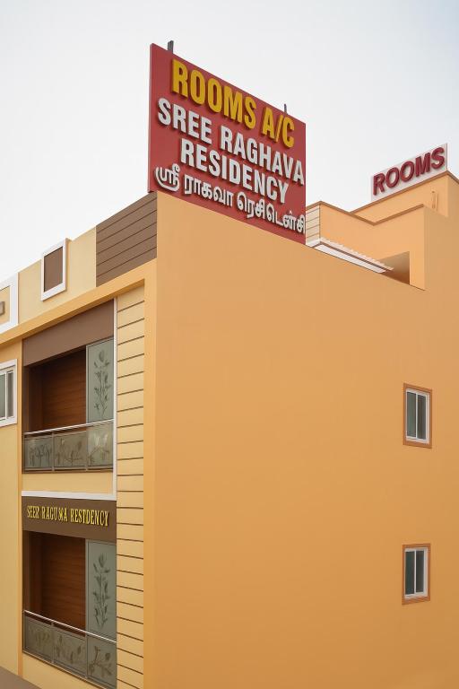 TiruvallūrSree Raghava Residency的顶部有标志的建筑物