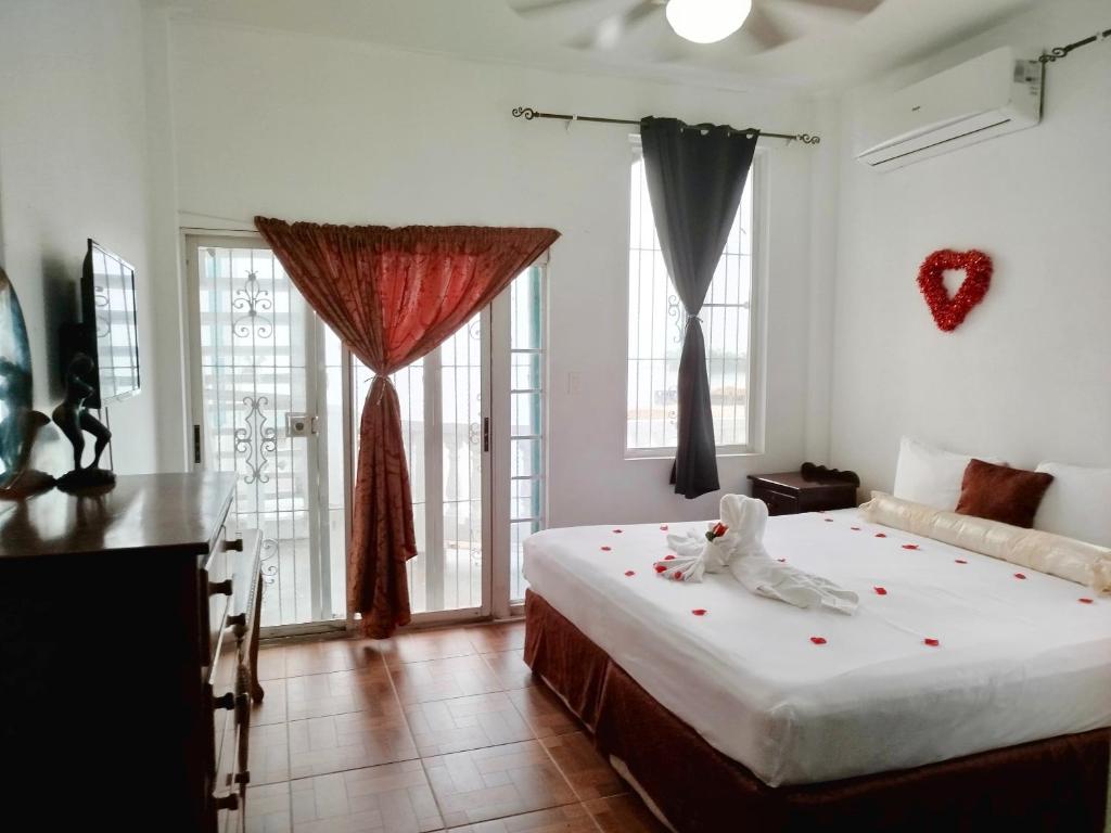 Postel nebo postele na pokoji v ubytování See Belize WATERSIDE Sea View Apartment for 6 with Balcony, Pool & Deck, 2nd Floor