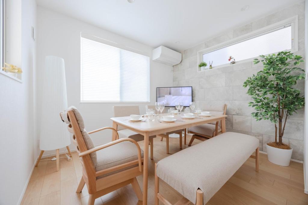 een eetkamer met een tafel en stoelen bij First Choice Minami Kamata in Tokyo