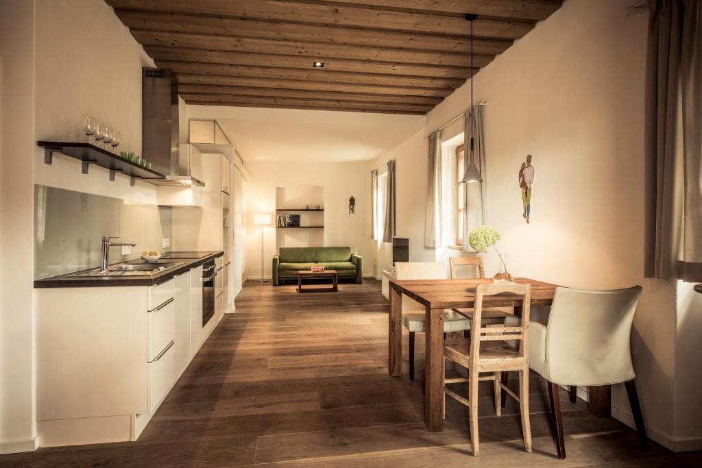 Kuchyň nebo kuchyňský kout v ubytování MALAT Weingut und Hotel