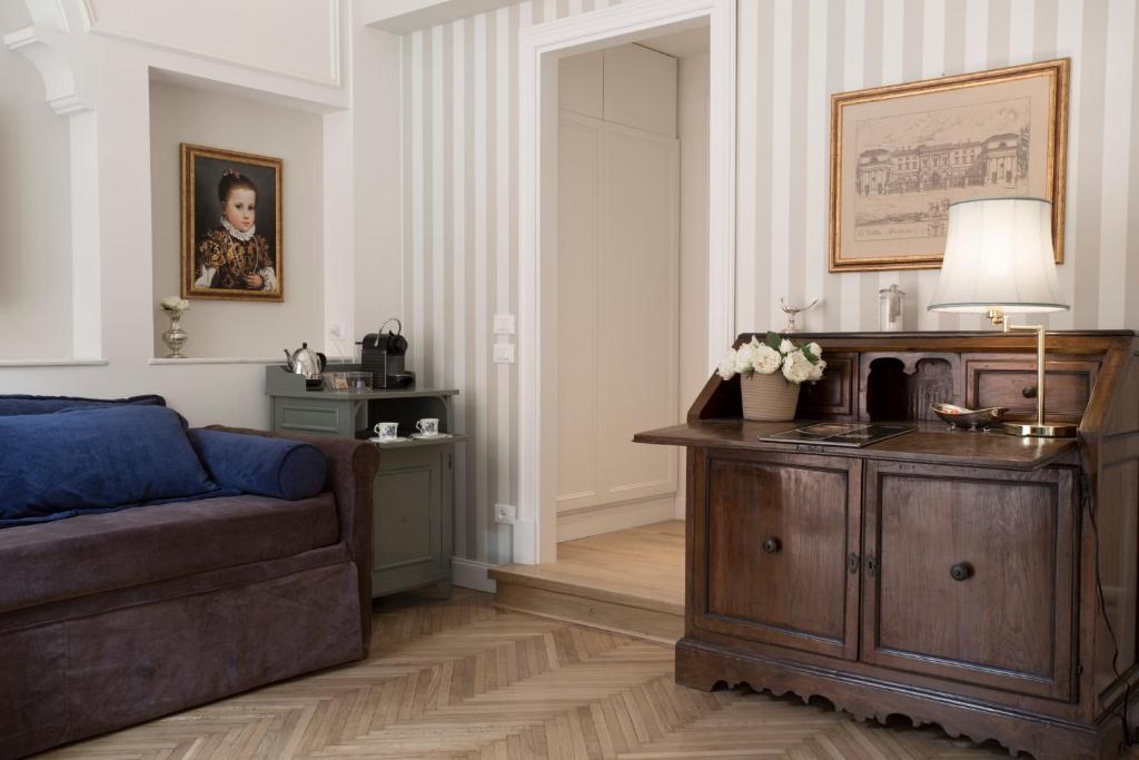A seating area at Relais Donna Lucrezia