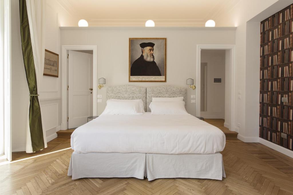 A bed or beds in a room at Relais Donna Lucrezia