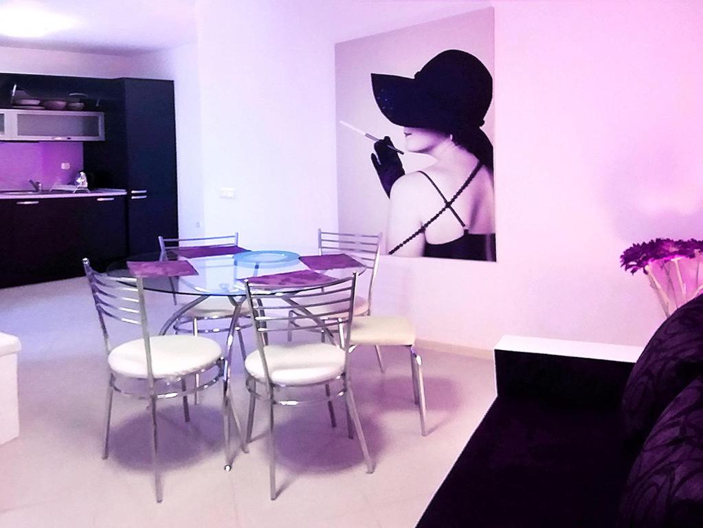 Χώρος καθιστικού στο Deluxe Poolview Maisonette Paris in Panoramic Roof Complex