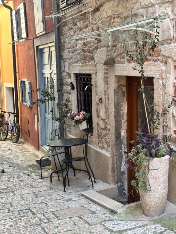 a table and chairs sitting outside of a building at Studio Noellica in Rovinj