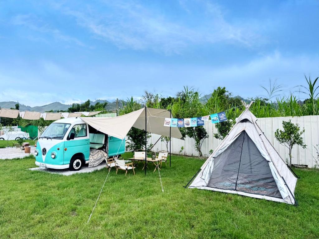 a tent and a van parked in a yard at 復古車露營住宿 in Hong Kong