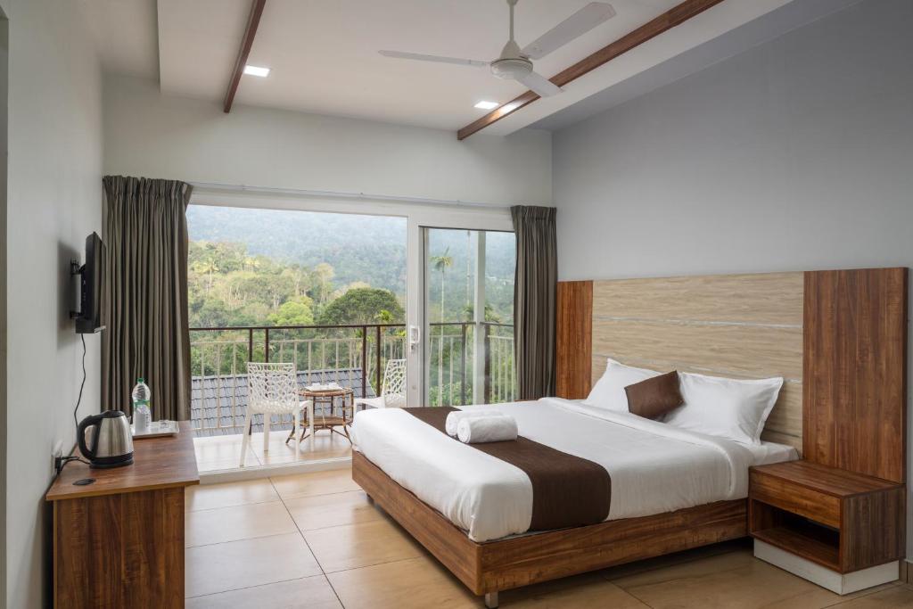 Postel nebo postele na pokoji v ubytování Munnar Majestic Resort with Pool