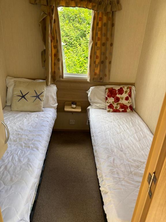 En eller flere senge i et værelse på Singh&Leite Family caravan for 10 people