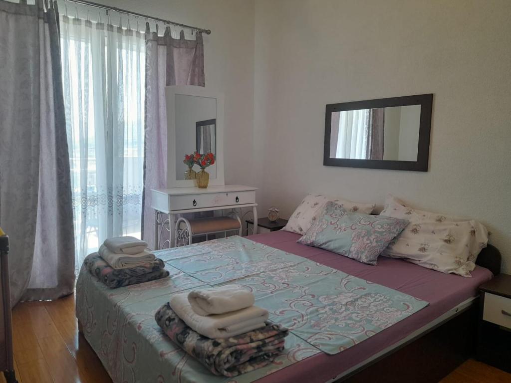 una camera da letto con un letto con asciugamani sopra di Apartment Nesrine a Bihać