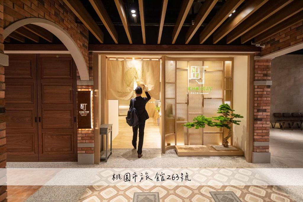 大园区CHO Stay Capsule Hotel-Taoyuan Airport T2的站在商店门前的女人
