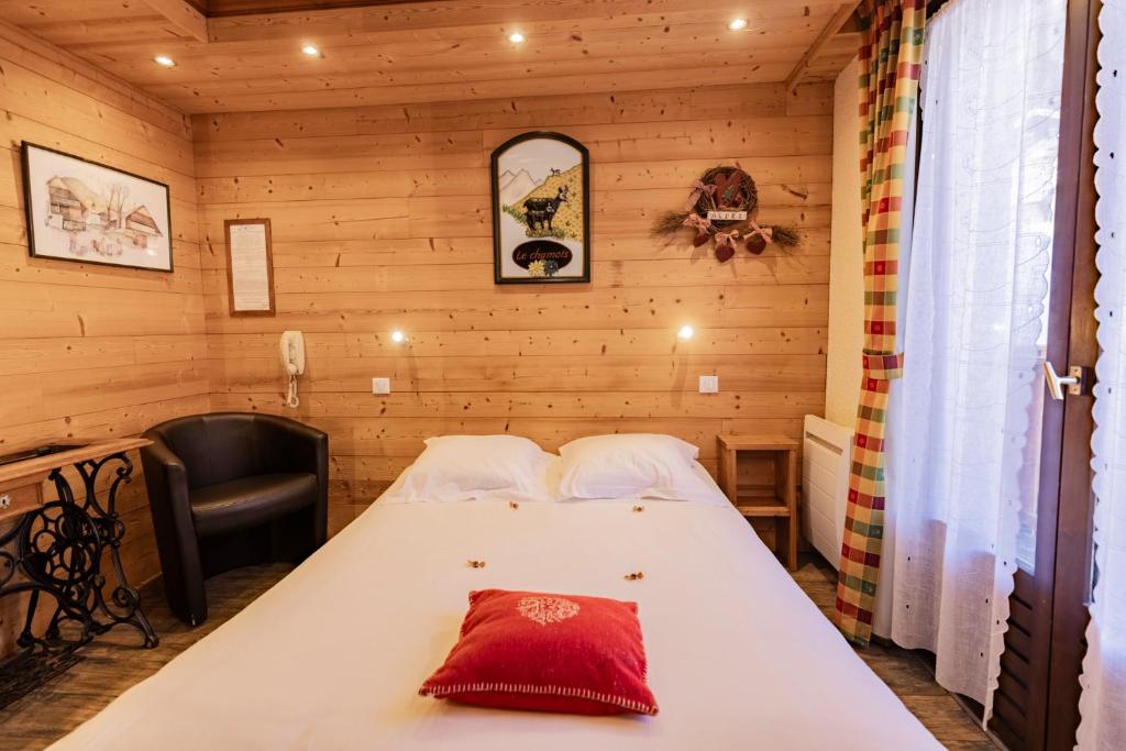 a bedroom with a bed in a wooden room at Les Glières - Champagny-en-Vanoise in Champagny-en-Vanoise
