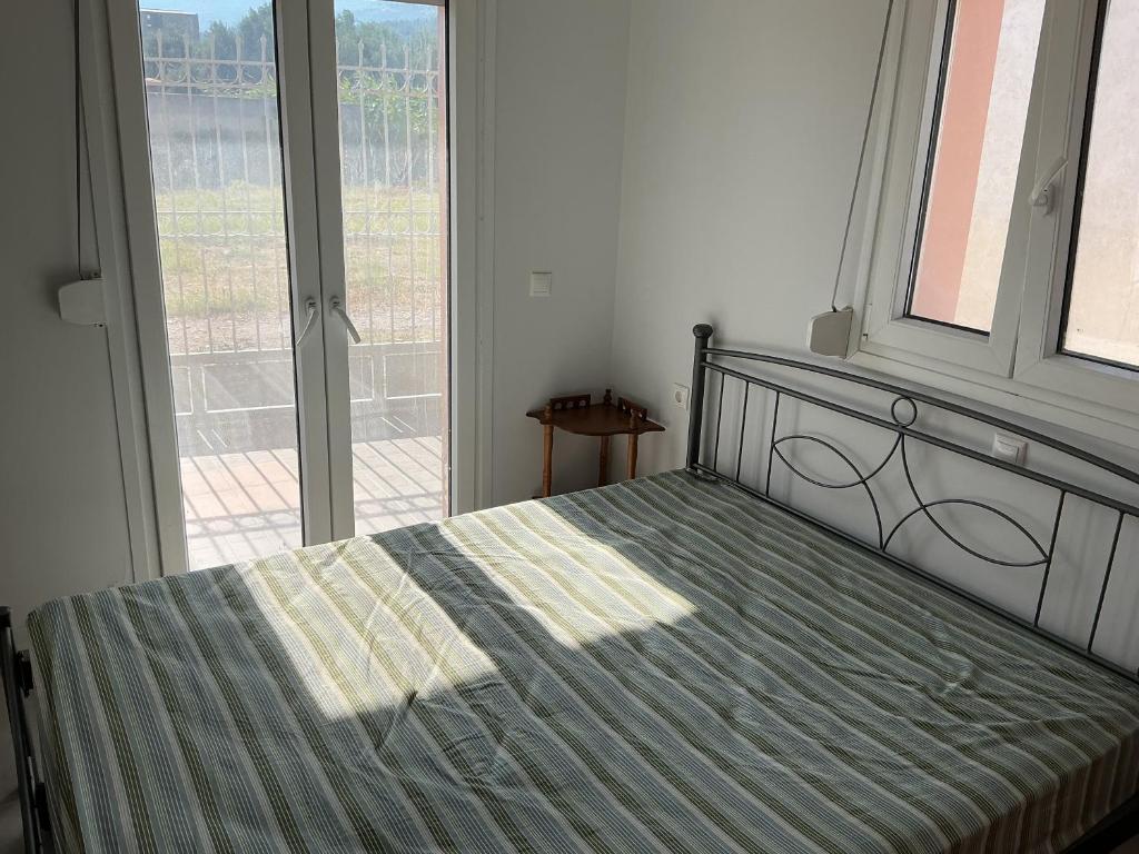 Un dormitorio con una cama y una ventana grande. en Waters Edge, en Samos