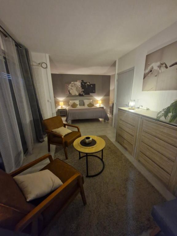 Posezení v ubytování La Villa des Cèdres & SPA "réservée aux couples"