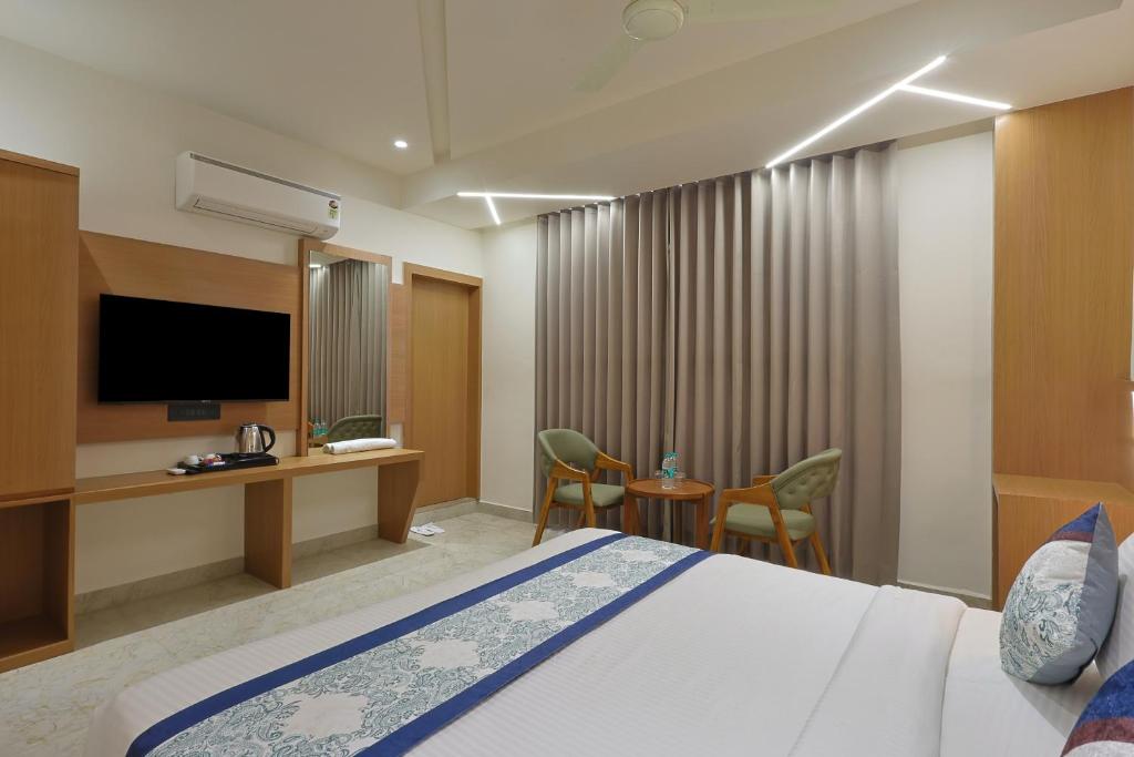 TV a/nebo společenská místnost v ubytování The Malay comfort - Hotel Sunshine inn Somnath