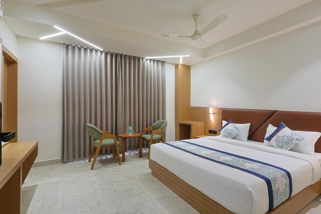 Postel nebo postele na pokoji v ubytování The Malay comfort - Hotel Sunshine inn Somnath