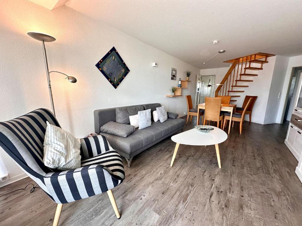 a living room with a couch and a table at Ferienwohnung De Klüver in Dorum