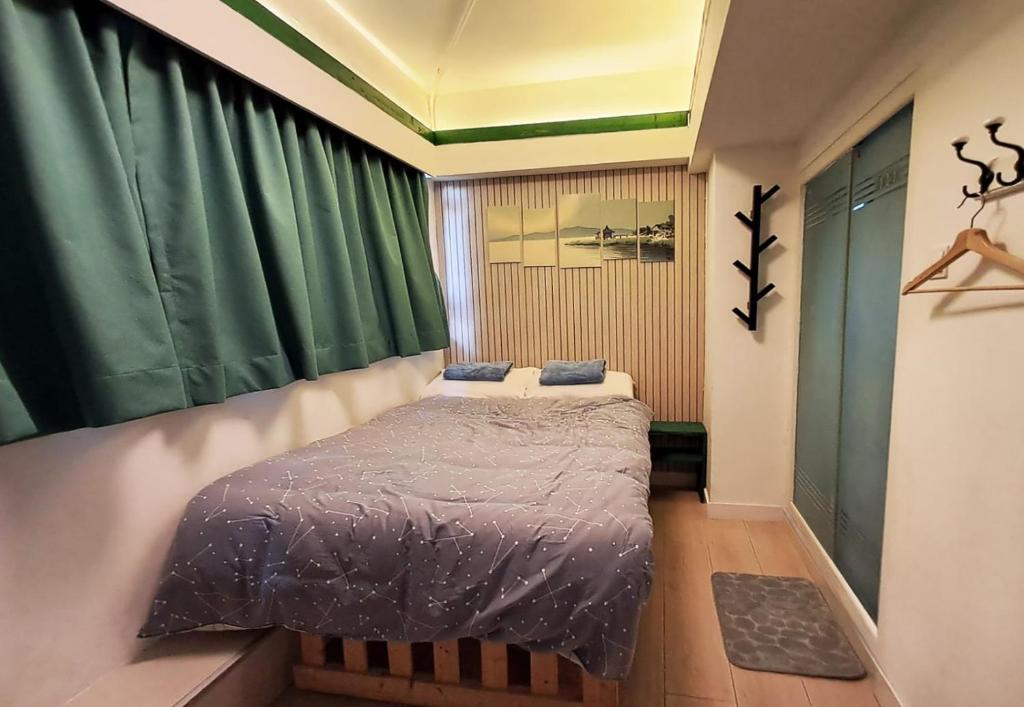 Postel nebo postele na pokoji v ubytování Majestic 7 Guesthouse (formerly KAT Hotel)