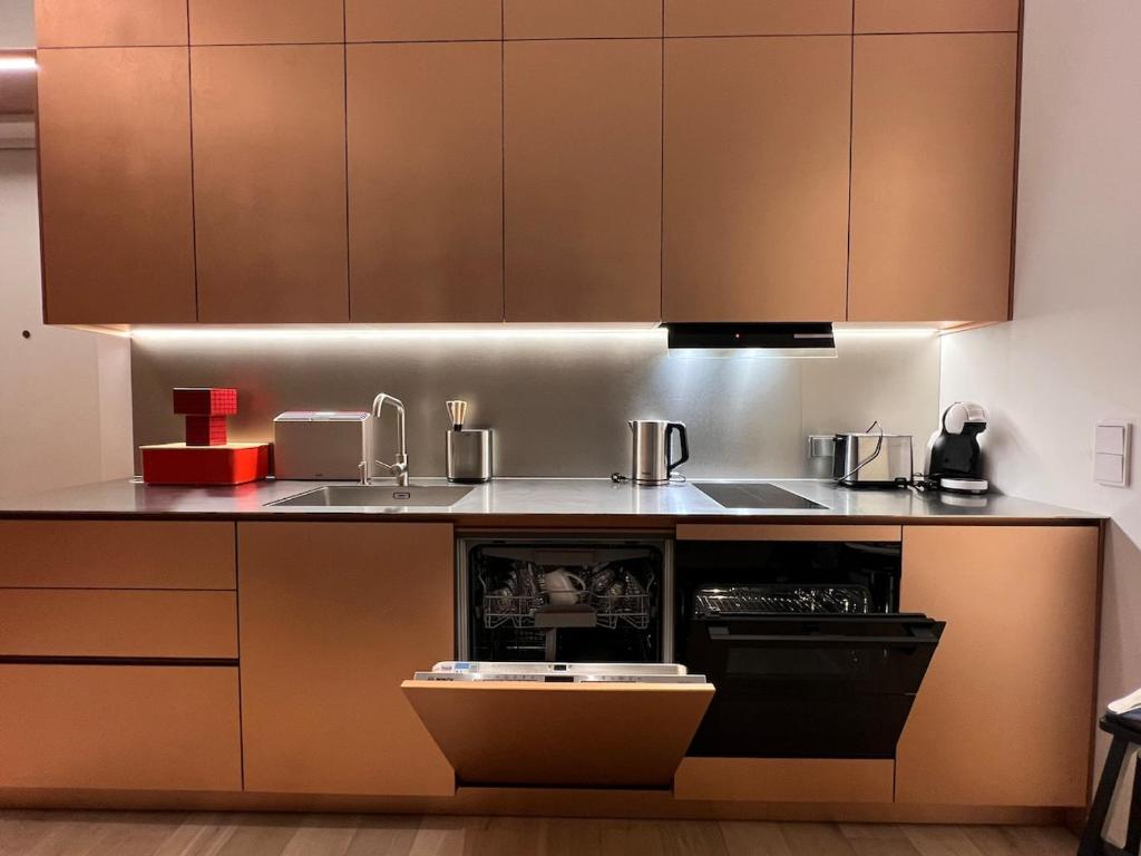 Cucina o angolo cottura di Design apartment with view to Nemunas, Prienai