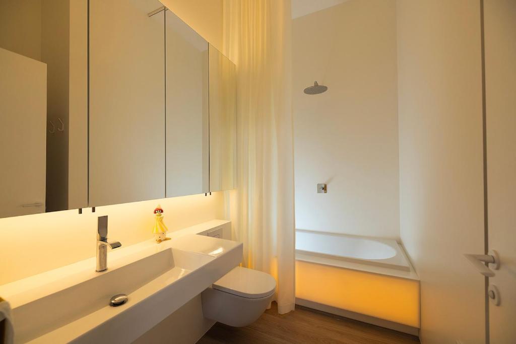un bagno con lavandino, WC e vasca di Design apartment with view to Nemunas, Prienai a Pakopi