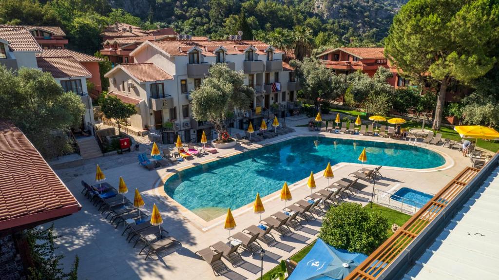 an overhead view of a resort pool with chairs and umbrellas at Katre Hotel Oludeniz in Oludeniz