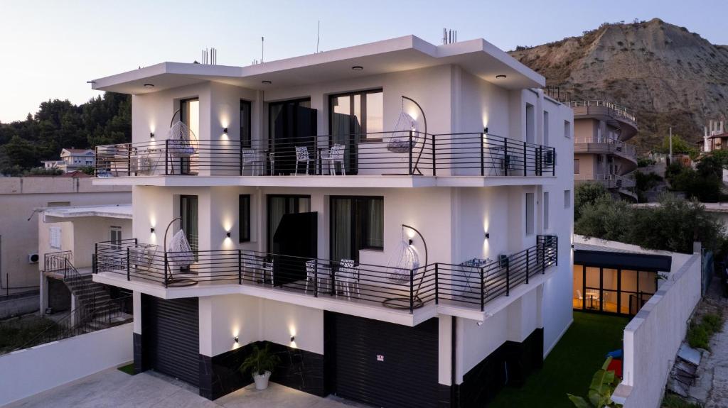 Nespecifikovaný výhled na hory nebo výhled na hory při pohledu z hotelu