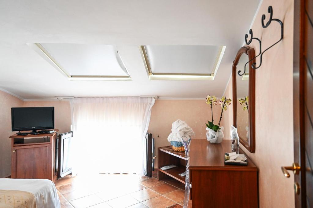 TV a/nebo společenská místnost v ubytování Hotel Palazzo Krataiis