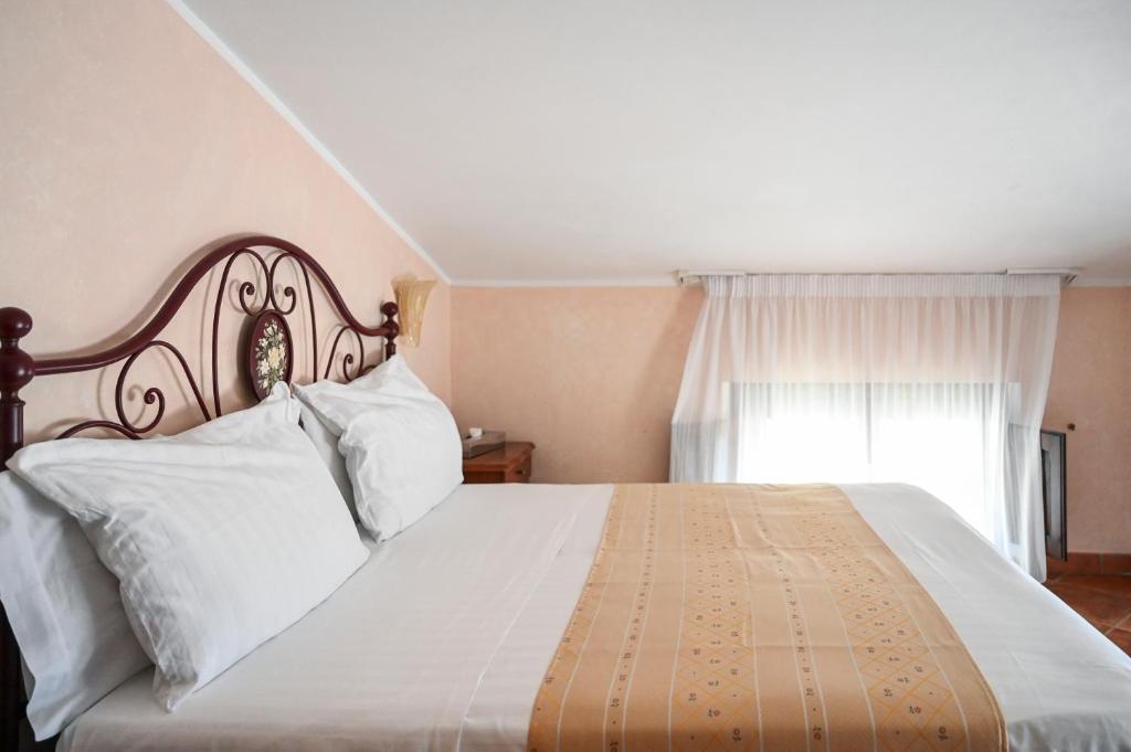 Postel nebo postele na pokoji v ubytování Hotel Palazzo Krataiis