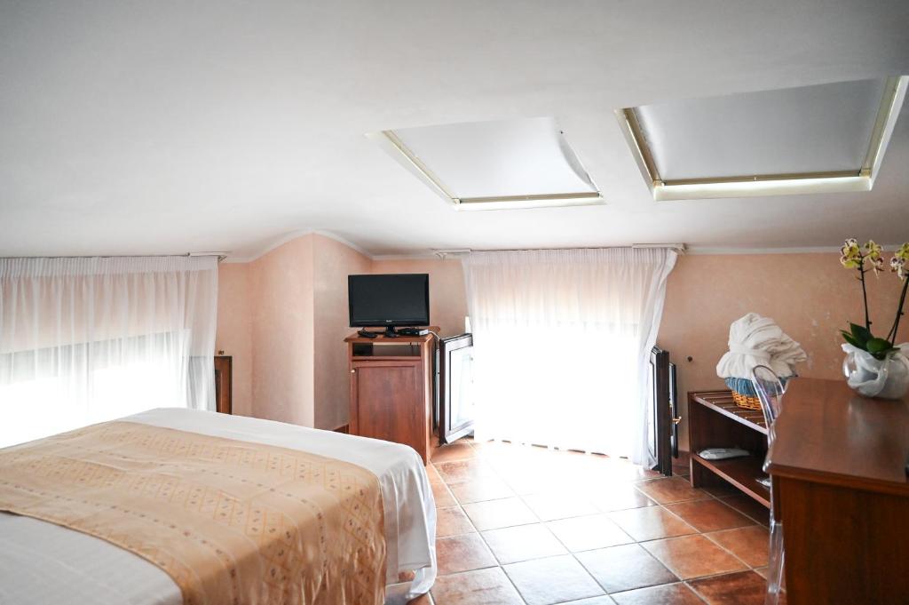 TV a/nebo společenská místnost v ubytování Hotel Palazzo Krataiis