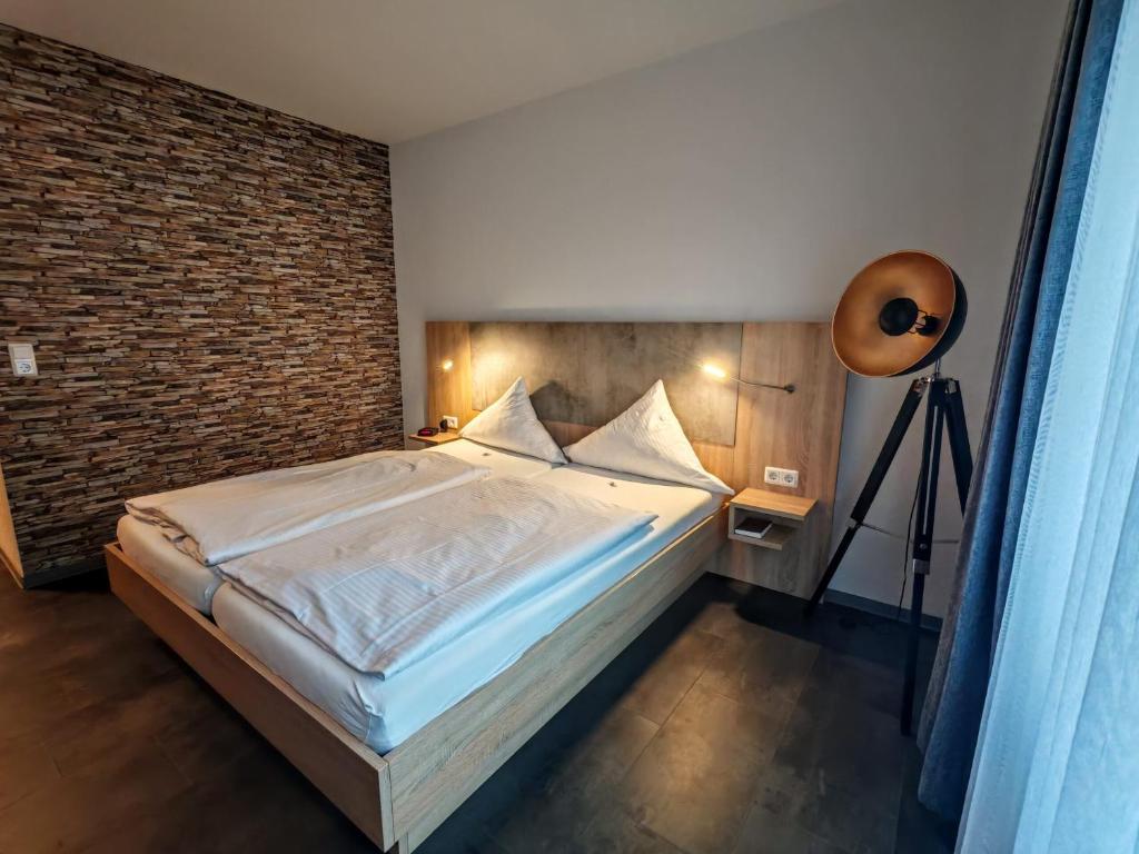 Postel nebo postele na pokoji v ubytování Hotel Ostfriesen Hof
