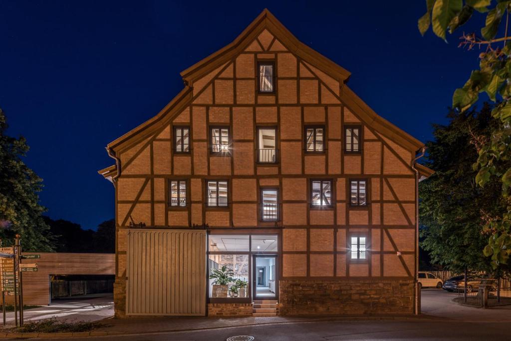 una vecchia casa con tetto di gamberetti di Harztrail Lodge a Ilsenburg