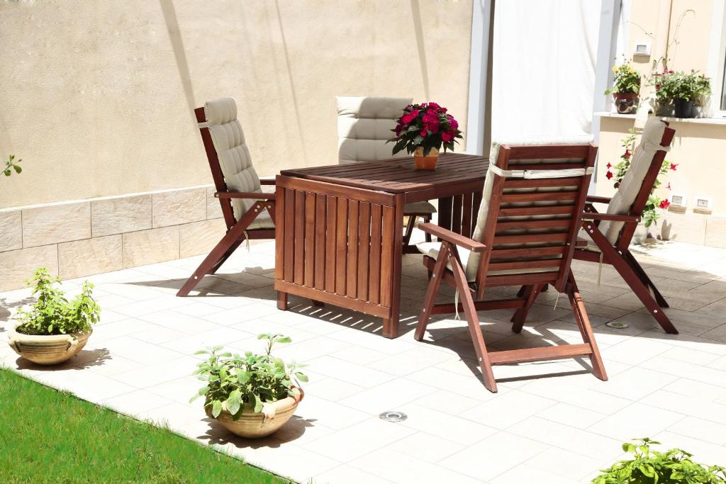 Un patio o zona al aire libre en B&B Massimo Inn