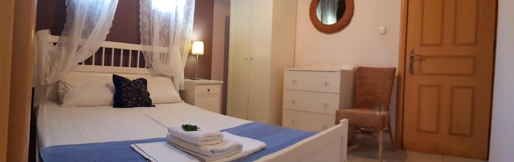 Postel nebo postele na pokoji v ubytování Ktima Holoway Apartments