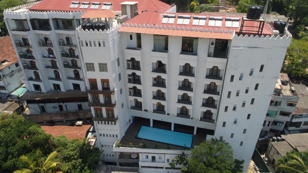Bazén v ubytování Royal Kandyan Hotel nebo v jeho okolí