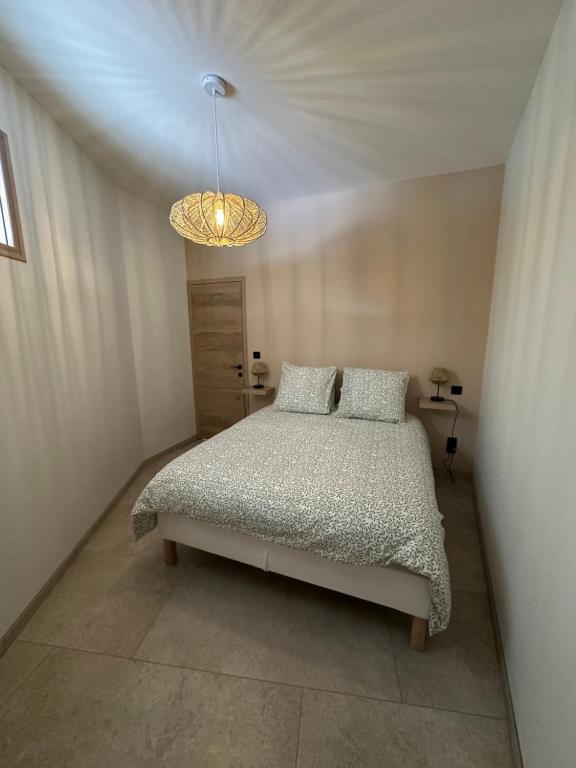 Postel nebo postele na pokoji v ubytování Gîte 10 personnes avec spa privatif