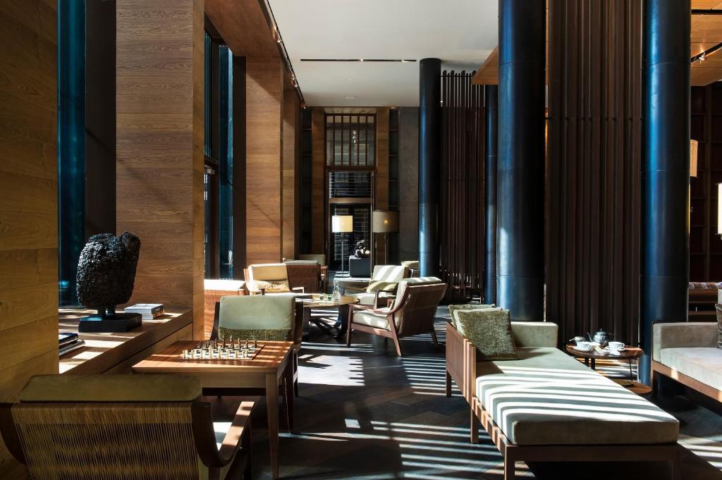 Istumisnurk majutusasutuses The Chedi Andermatt