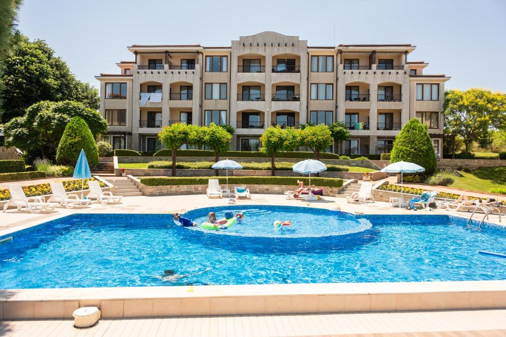 una piscina frente a un gran edificio en Apartment in Paradise View complex, en Sozopol